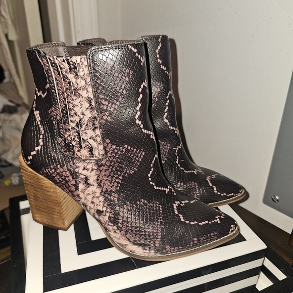 Steve Madden Black and Pink Ankle Booties with a Sleek Snake Print Design. - Picture 5 of 6